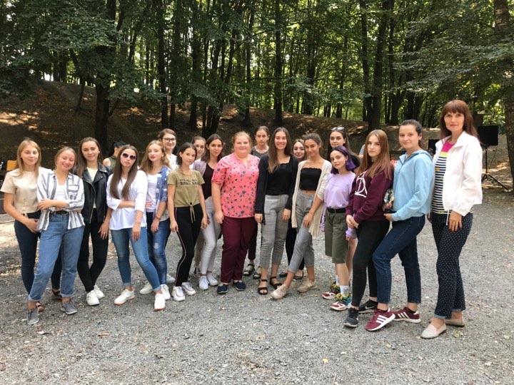 група УФ-11 з куратором